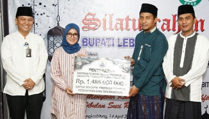 Bupati Lebak Serahkan Insentif Bagi 1.600 Pimpinan Pondok Pesantren