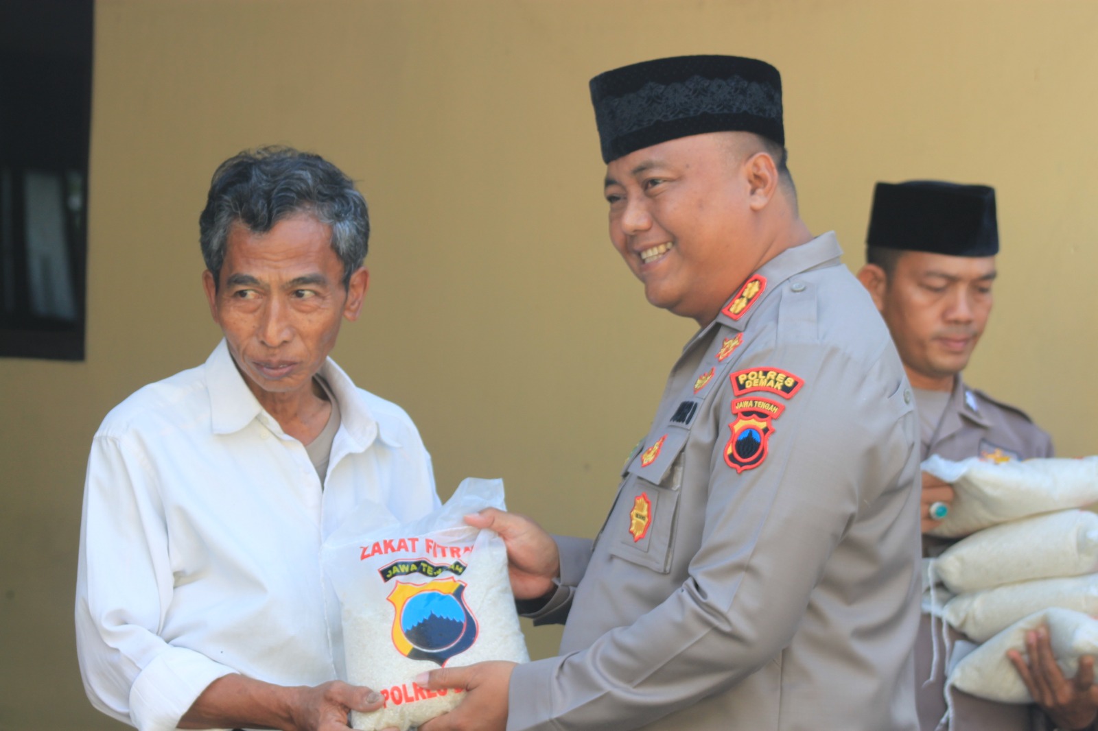 Polres Demak Bagikan Beras 2,4 Ton Beras Zakat Fitrah Kepada Warga