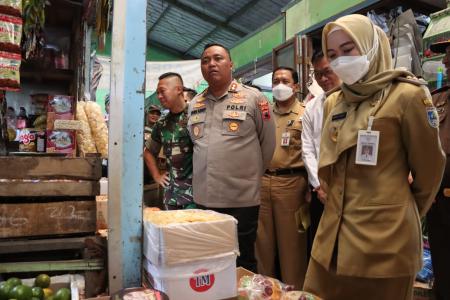 BUPATI DAN KAPOLRES DEMAK TINJAU KEPOKMAS DI PASAR PASTIKAN HARGA SEMB
