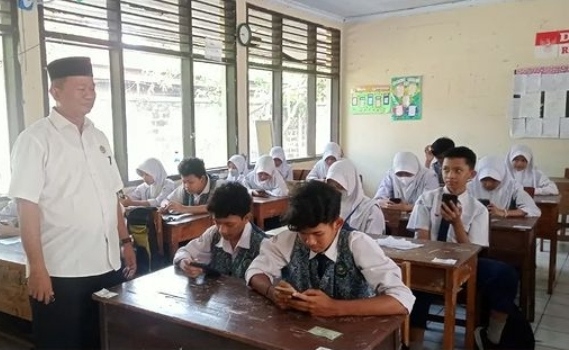 Kasubbag Tata Usaha : Sudirman Monev Pat Madrasah Di Mtsn 1 Lebak