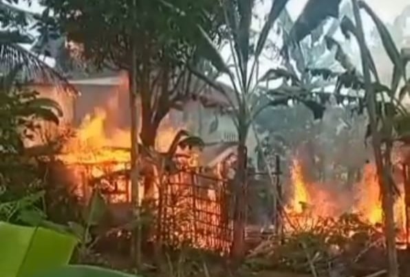Karna Kelalaian Rumah Di Cipaku Ludes Terbakar Api
