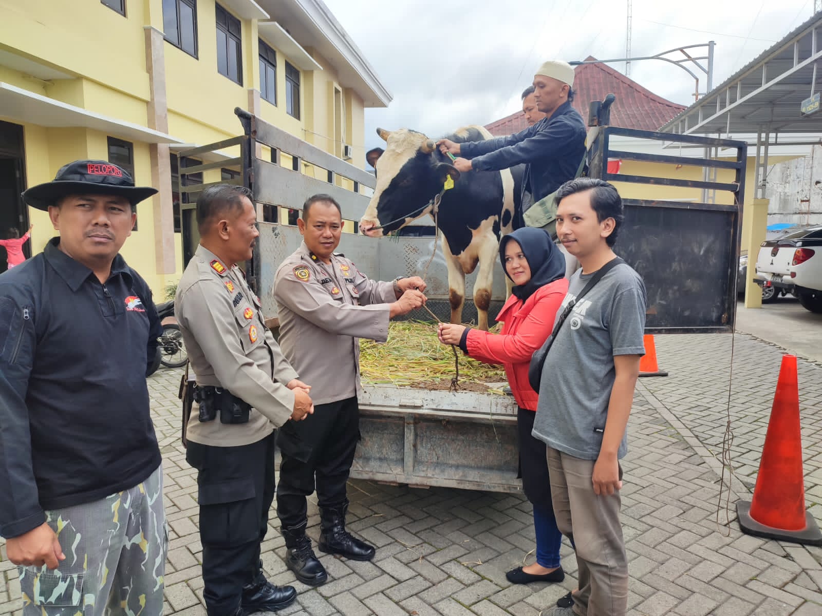 Jelang Idul Adha, Polres Wonosobo Sumbangkan Hewan Kurban Ke Dusun Tan