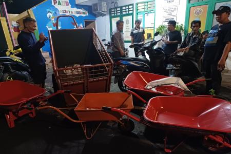 Suku Dinas Lingkungan Hidup Jakarta Selatan  Bagikan Gerobak Sampah  d