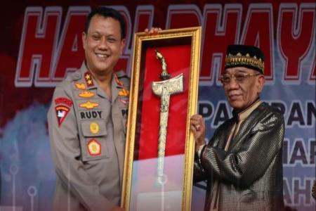 KAPOLDA BANTEN MEMBERIKAN PENGHARGAAN KEPADA KH TB SANGADIAH MA Tokoh 