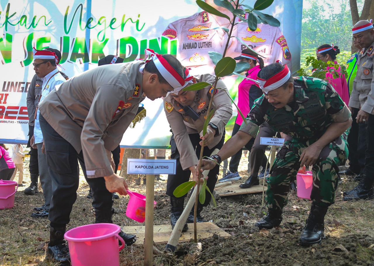 Kapolda Jateng Tanam Pohon Dikawasan Penyangga Air Gunung