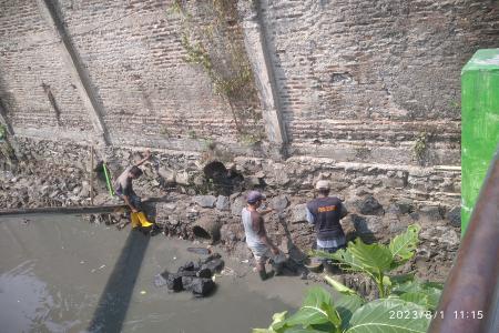 Warga Soroti Pembangunan Disempadan Sungai Oleh Pihak RS Kartini Didug