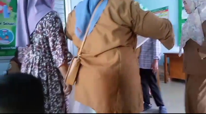 Diduga Puskesmas Cigeulis Jadi Pasar Dadakan, Pihak Dinas Terkesan Bun
