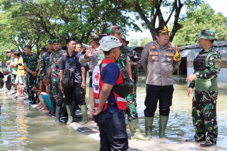 POLRES DEMAK EVAKUASI KORBAN BANJIR  KETEMPAT YANG  AMAN 