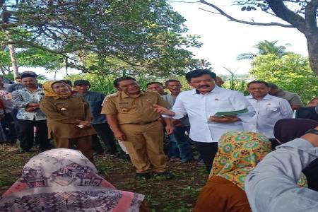 Menteri ATRKepala BPN Hadi Tjahyanto Bagikan Sebanyak 40 Sertipikat Ta