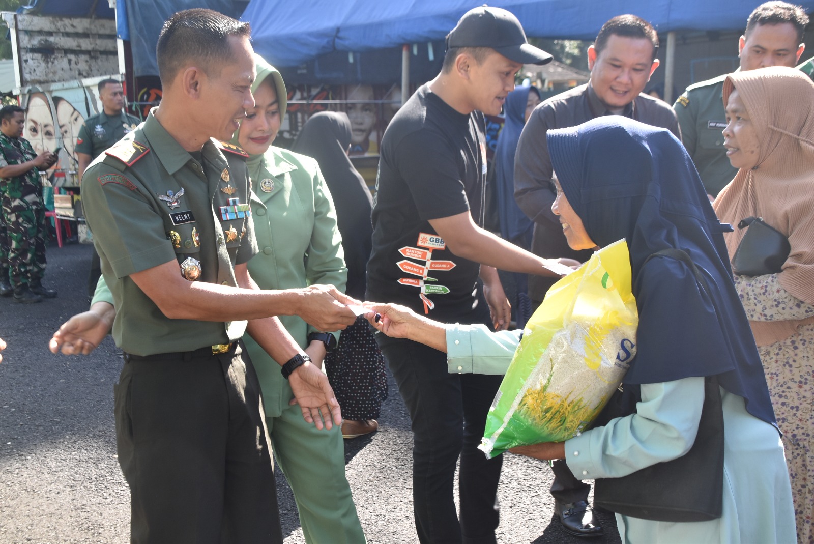 Bantu Ringankan Ekonomi Masyarakat Kodim 0707 wonosobo Gelar Pasar Mur