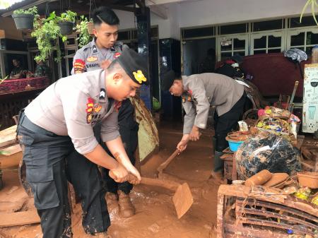 Polda Jateng Terjunkan Personil Bantu Warga Terdampak Banjir