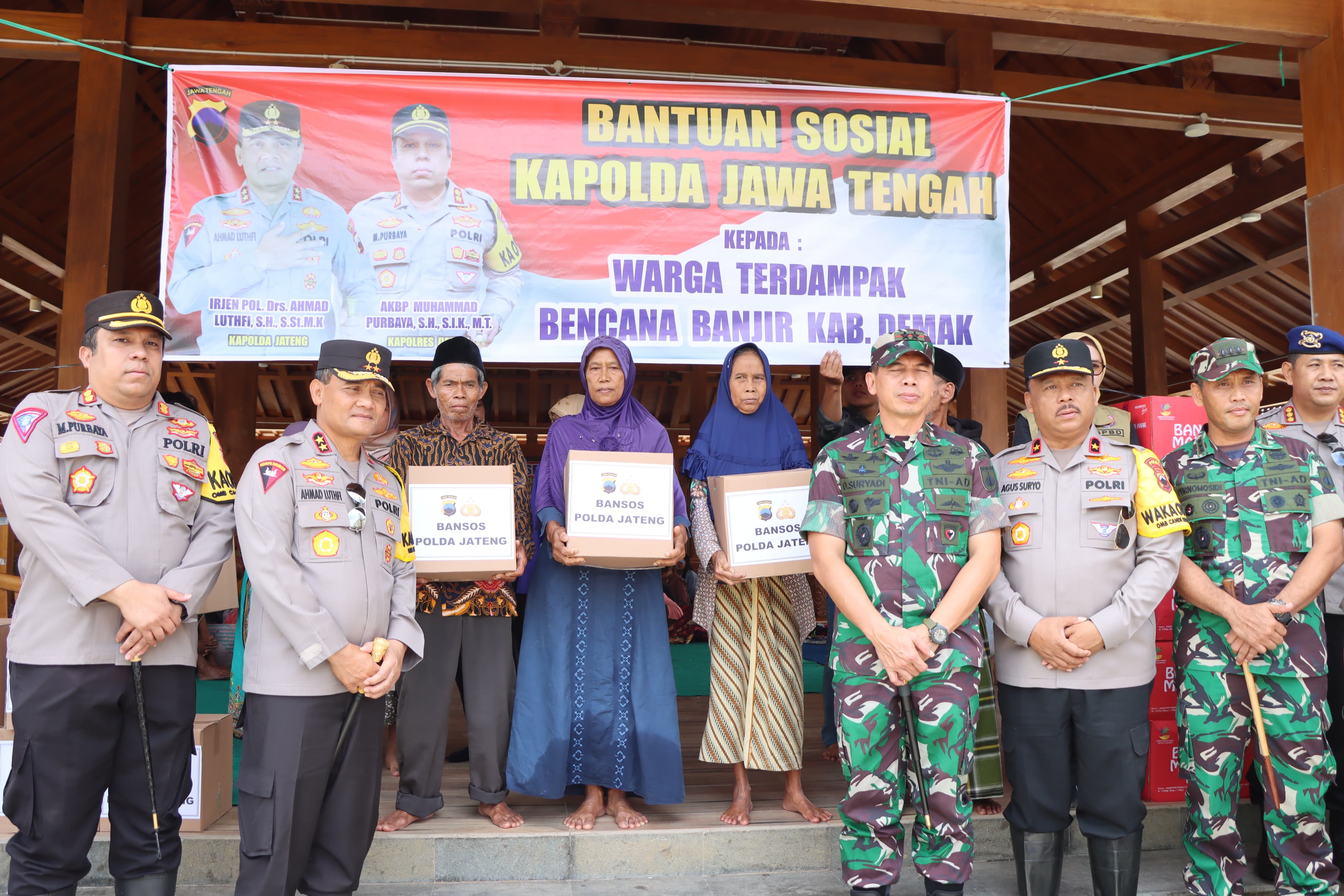 Kapolda Jateng Dan Pangdam Iv Diponegoro Kunjungi Korban Banjir Di Dem