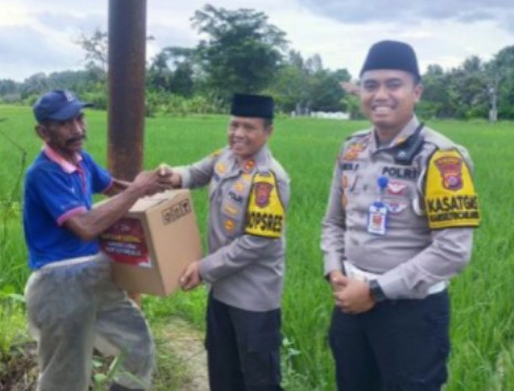 Bantu Sesama, Kapolres Lebak Bagikan Langsung Paket Sembako Ke Warga K
