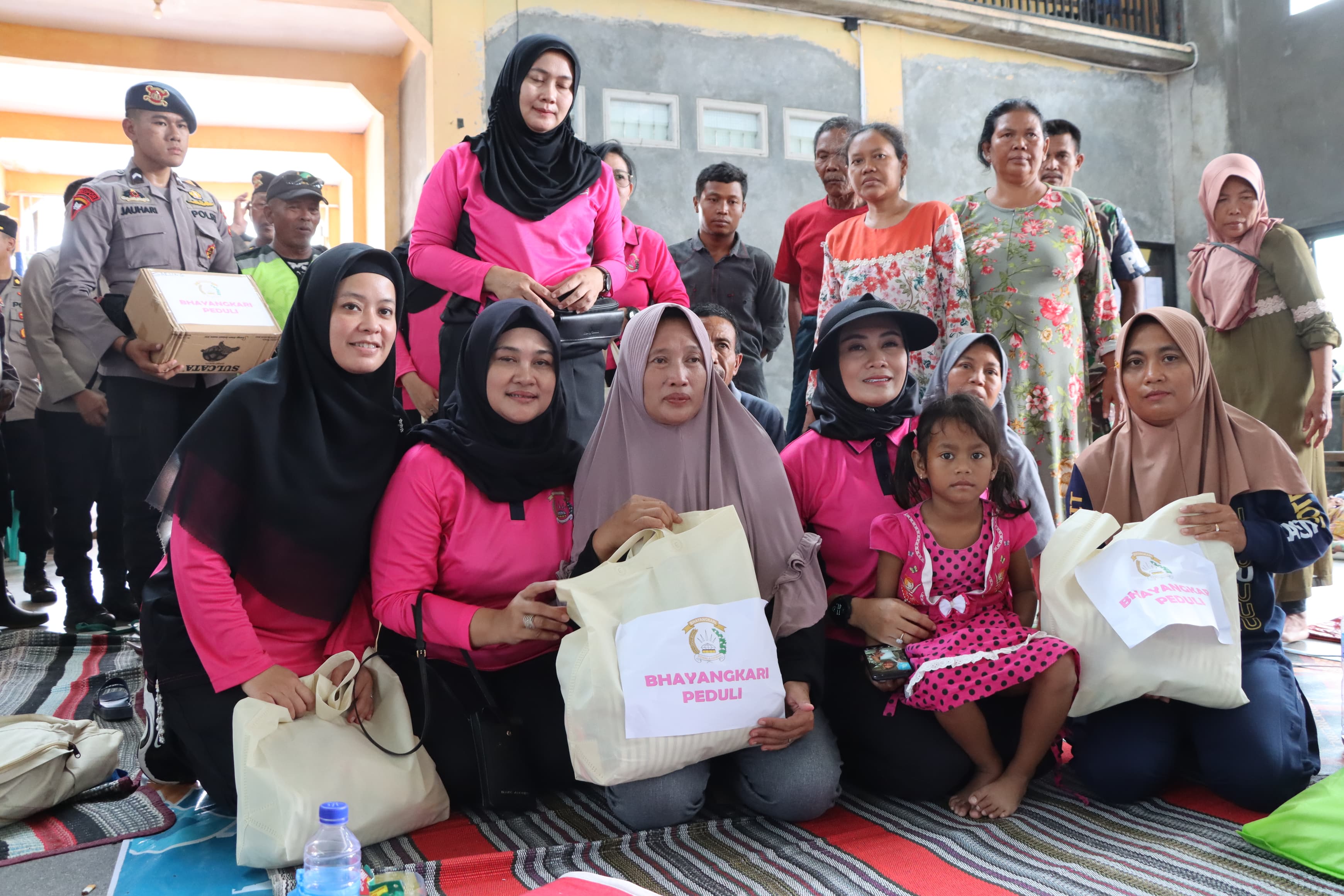 Bhayangkari Sulurkan Bantuan Korban Banjir Di Demak
