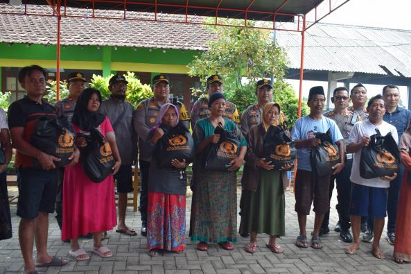 Polres Demak Salurkan Bantuan Korban Banjir