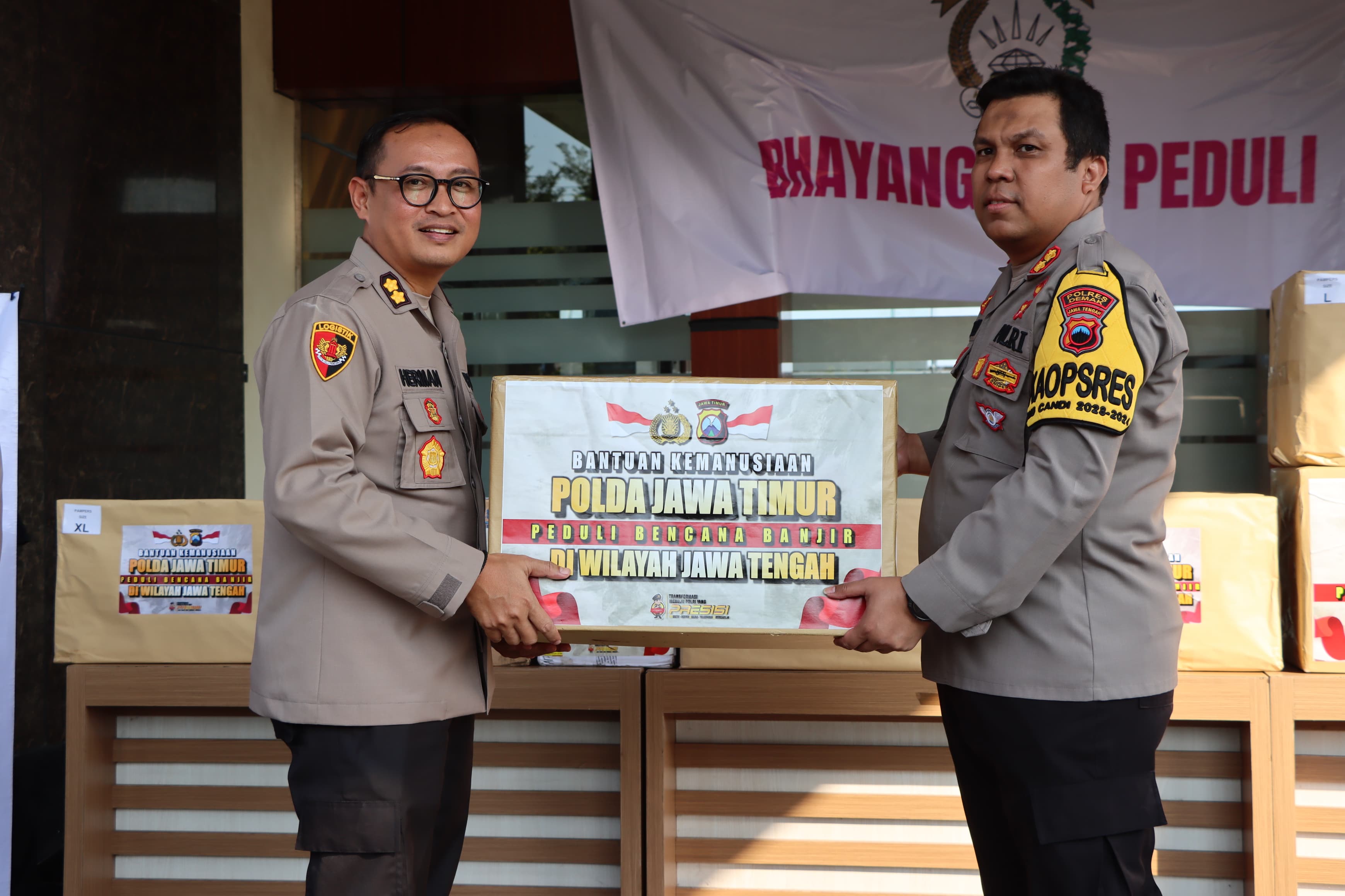 Kapolres Demak Terima Bantuan Dari Polda Jatim Untuk Korban Banjir