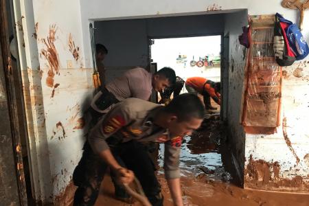 MACET 13 KILOMETER SATLANTAS POLRES DEMAK LAKUKAN REKAYASA LALULINTAS 