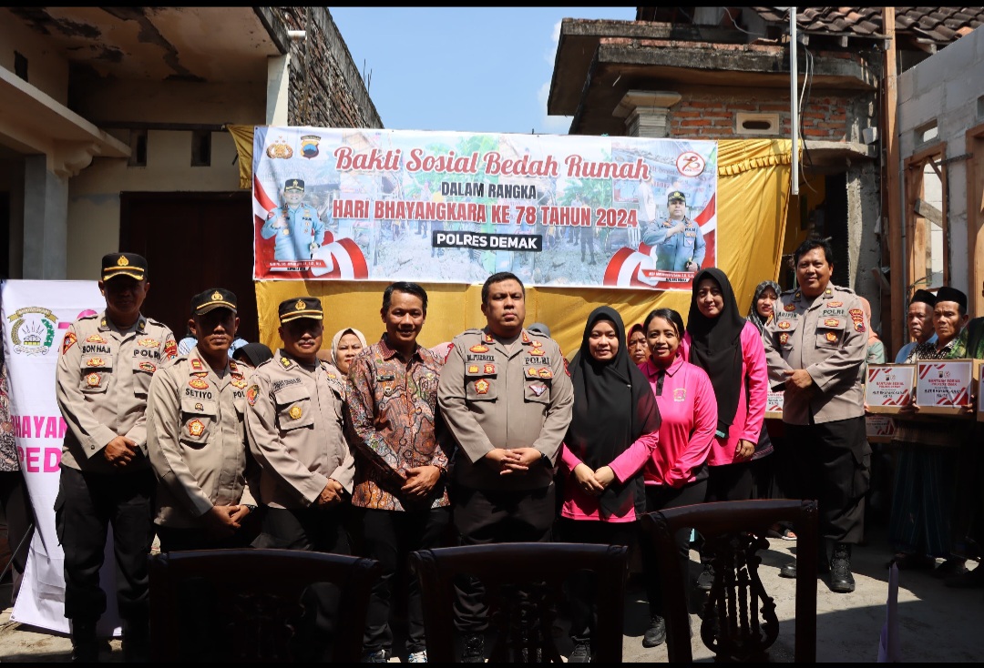 Polisi Bedah Rumah Warga Demak Kurang Mampu