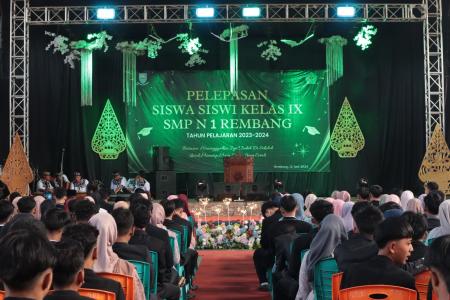 Acara pelepasan 248 siswa siswi SMPN 1 Rembang berlangsung meriah