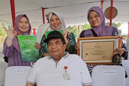 SMP Negeri 2 Pengadegan Terima Penghargaan Sekolah Adiwiyata Provinsi 