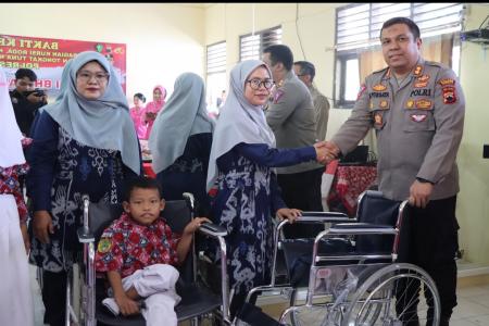KAPOLRES KUNJUNGI ANAK DISABILITAS  SLB NEGERI DEMAK 