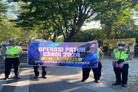 SATLANTAS POLRES DEMAK BERIKAN REWARD KE MASYARAKAT  TERTIB BERLALULIN