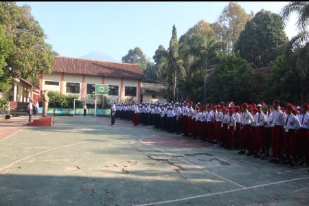 SISWA SISWI SMP NEGERI 1 KUTASARI MENGIKUTI MPLS