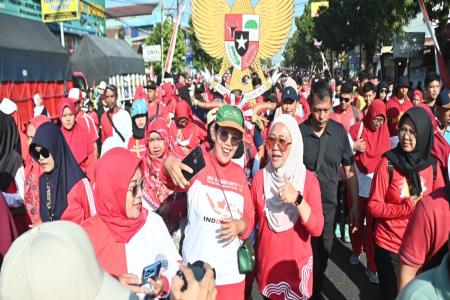 Bupati Tiwi Membaur dengan Puluhan Ribu Warga Ikuti Senam dan Jalan Se