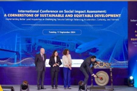 Buka Konferensi Internasional Penilaian Dampak Sosial AHY Pengadaan Ta