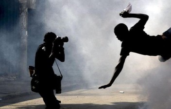 Jurnalis Malam Pencari Penghuni Kegelapan