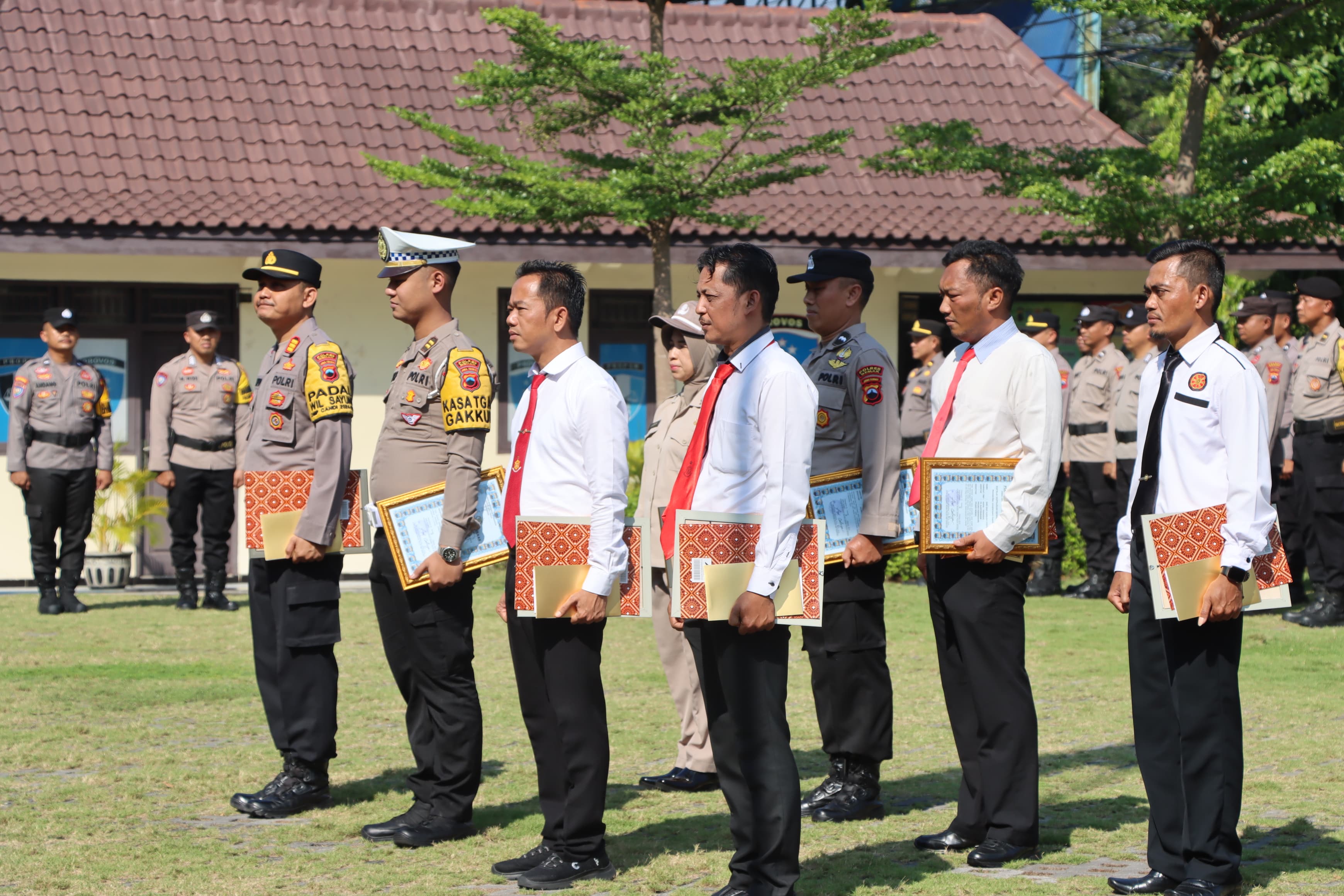 38 Personil Polres Demak Trima Penghargaan