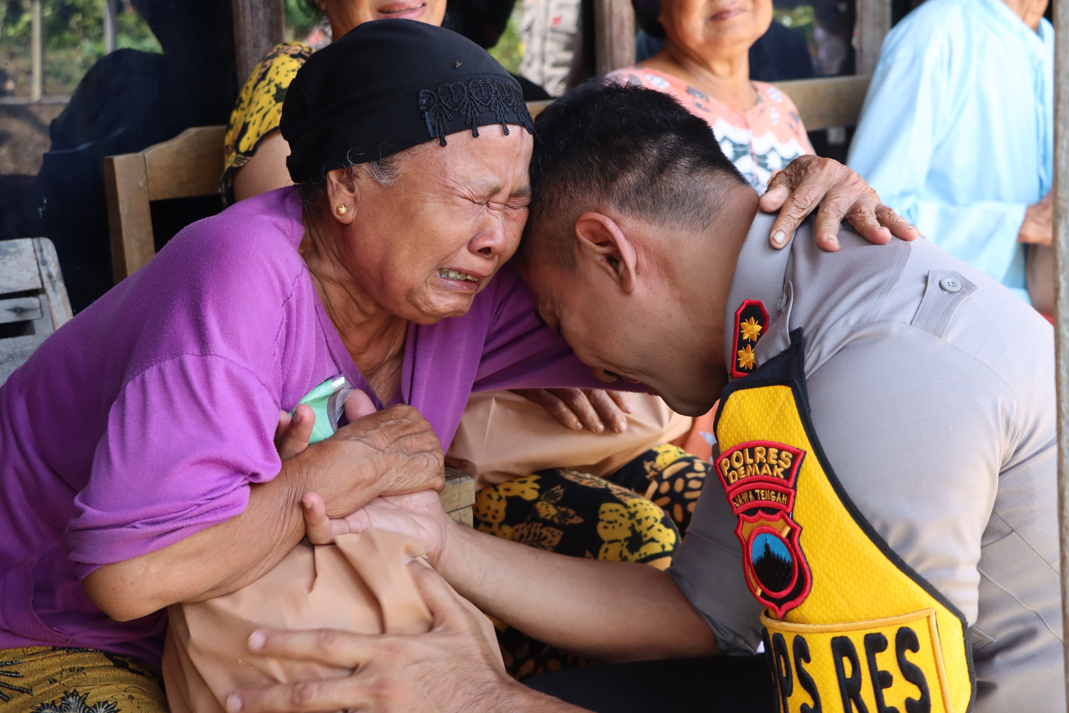 Salurkan Bantuan Polres Demak Peduli Masyarakat Kurang Mampu