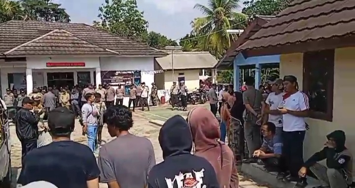 Kepala Desa Jagabaya Kecamatan Warunggunung Didemo Warganya, Diduga Se