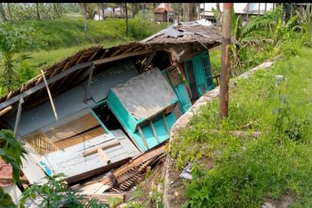 Sebuah Rumah Semi Permanen Millik Warga di Kampung Cikumpay Ambruk