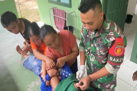 Personel Satgas Yonarmed 11 Kostrad di Perbatasan RIMalaysia Bantu Ana