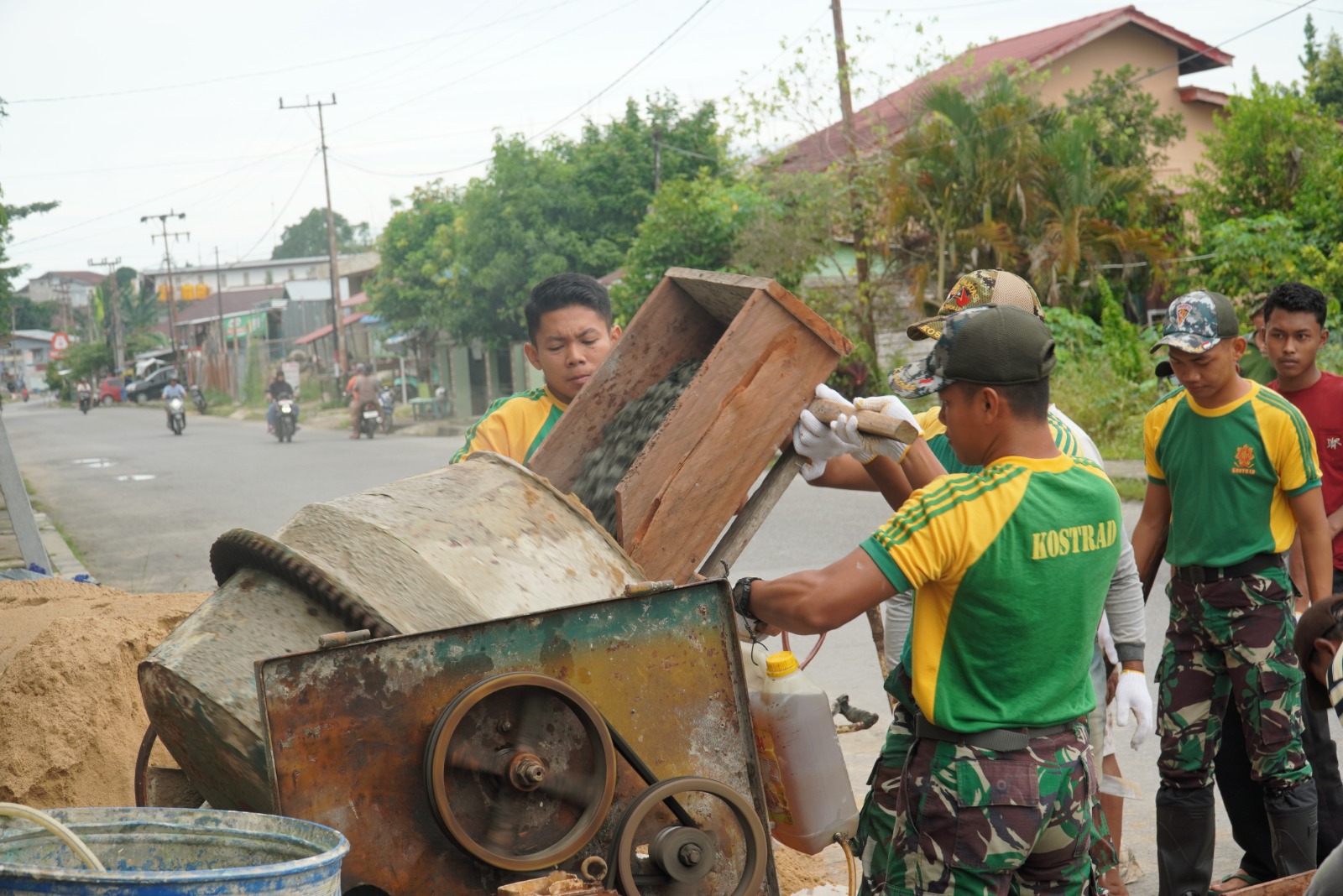 Kebersamaan Satgas Pamtas Yonarmed 11 Kostrad Dan Warga Dalam Pembangu
