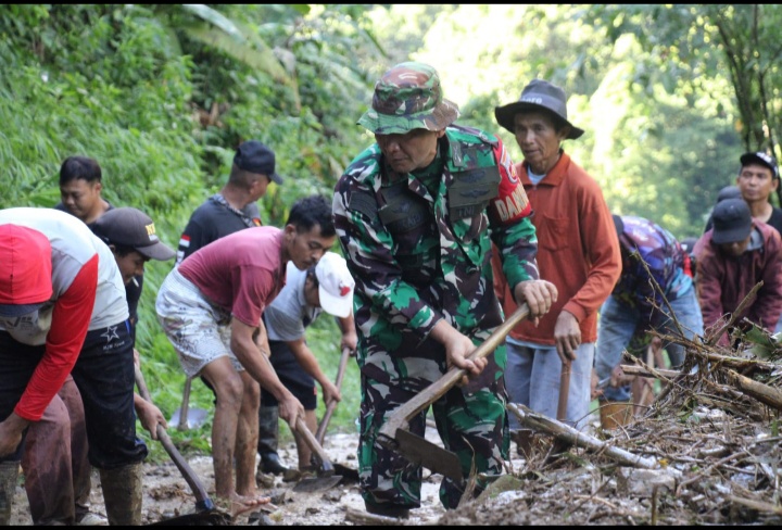 Koramil 11 karangmoncol Bersama Warga Bersihkan Material Longsor