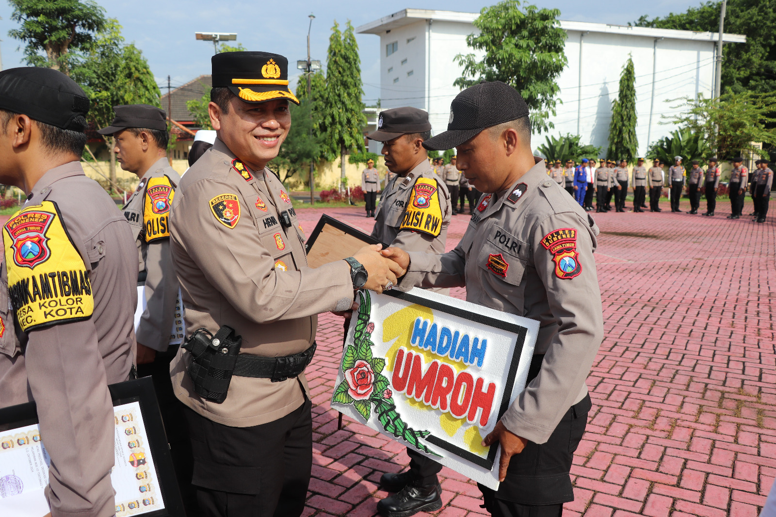 Kapolres Sumenep Berikan Penghargaan Dan Umroh Kepada Anggota Berprest