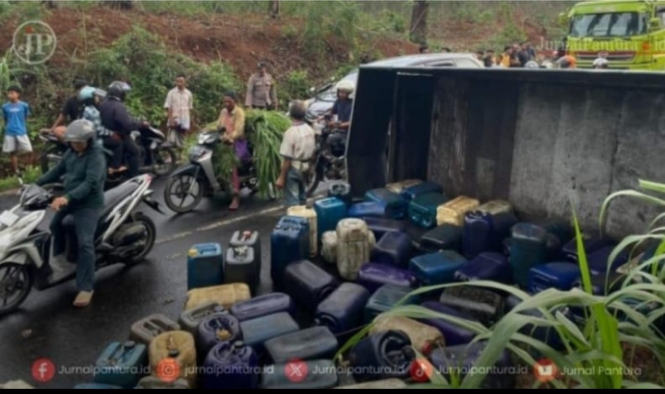 Di Duga Milik Bajingan Truk Pengangkut Puluhan Jirigen Bbm Terguling D