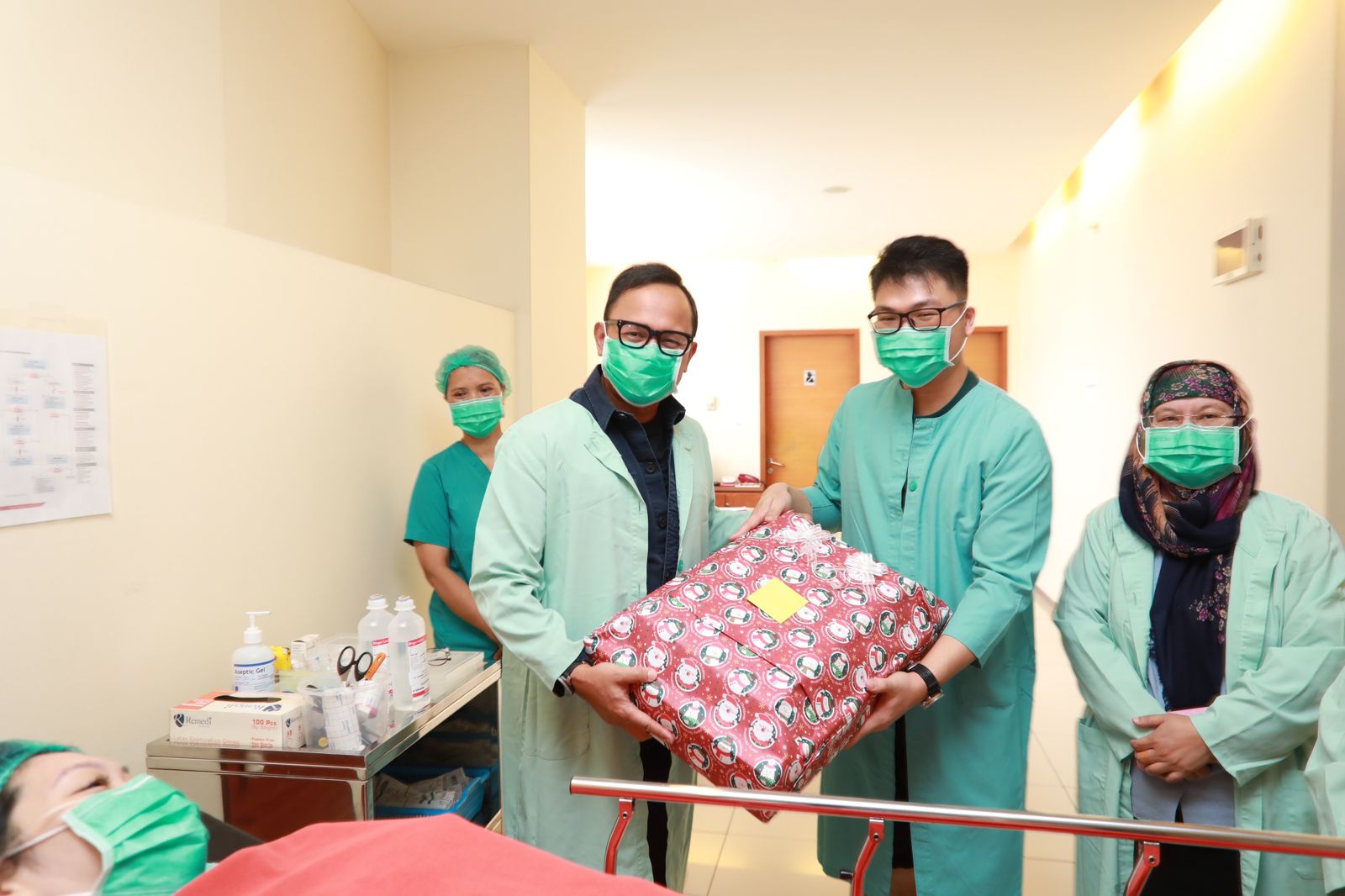 Kado Natal Istimewa: Wamendagri Bima Serahkan Dokumen Kependudukan Unt