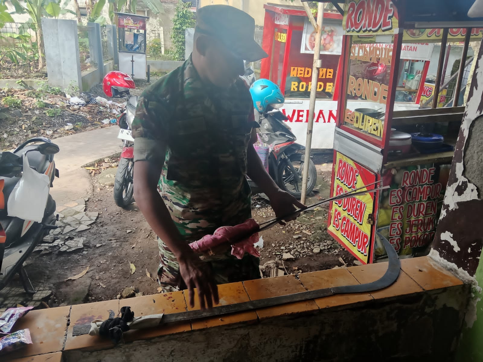 Gerebek Rumah Kosong,babinsa Sita Senjata Tajam