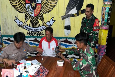 Satgas Pamtas Yonarmed 11 Kostrad Kawal Pemulangan 199 PMI Yang Didepo
