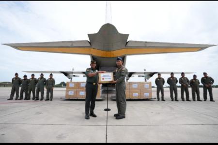 TNI Kerahkan Pesawat TNI AU Kirimkan Bansos Untuk Korban Erupsi Gunung