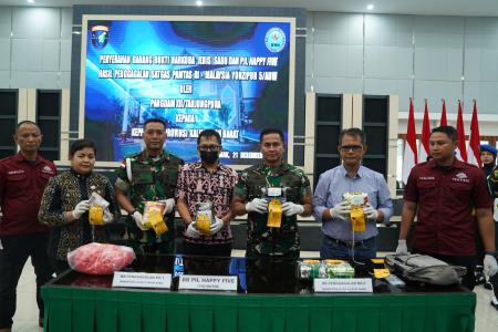 Pangdam XIITpr Serahkan 62 Kg Sabu dan 700 Butir Happy Five ke BNN Kal