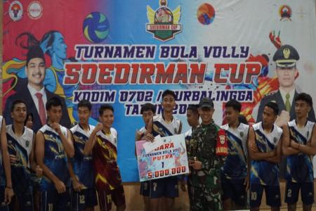 Sukses Gelar Turnamen Voli Soedirman Cup Dandim Purbalingga Serahkan T