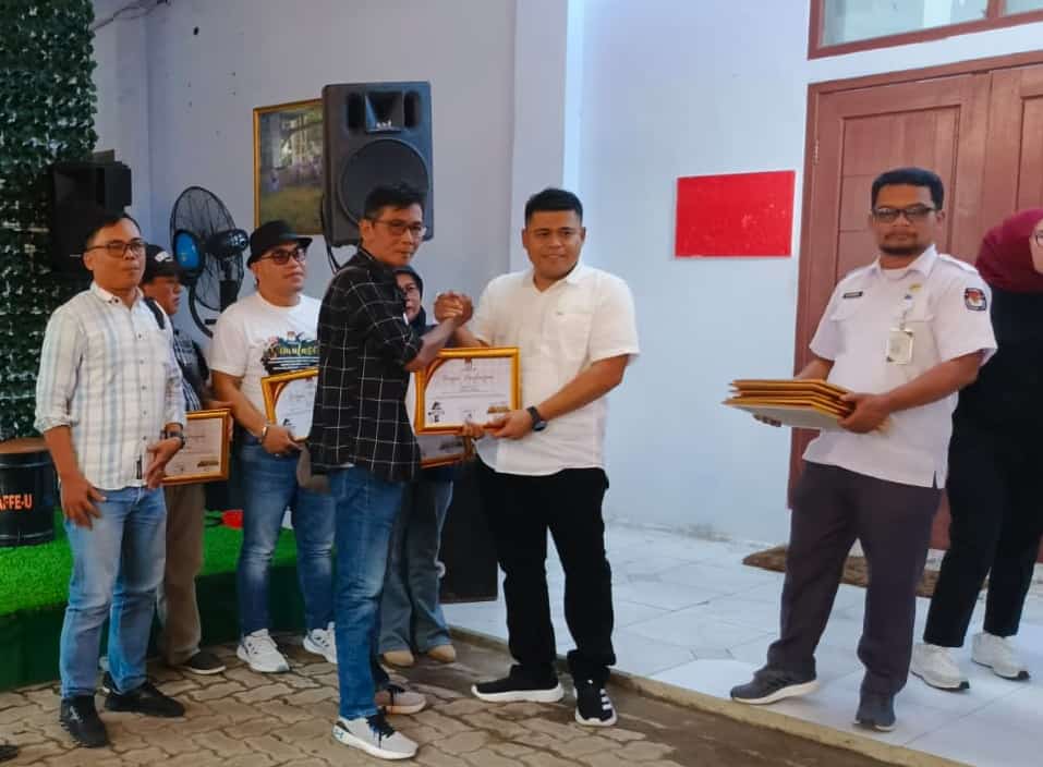 Afternoon Coffee Bersama Media, Kpud Lebak Berikan Piagam Penghargaan