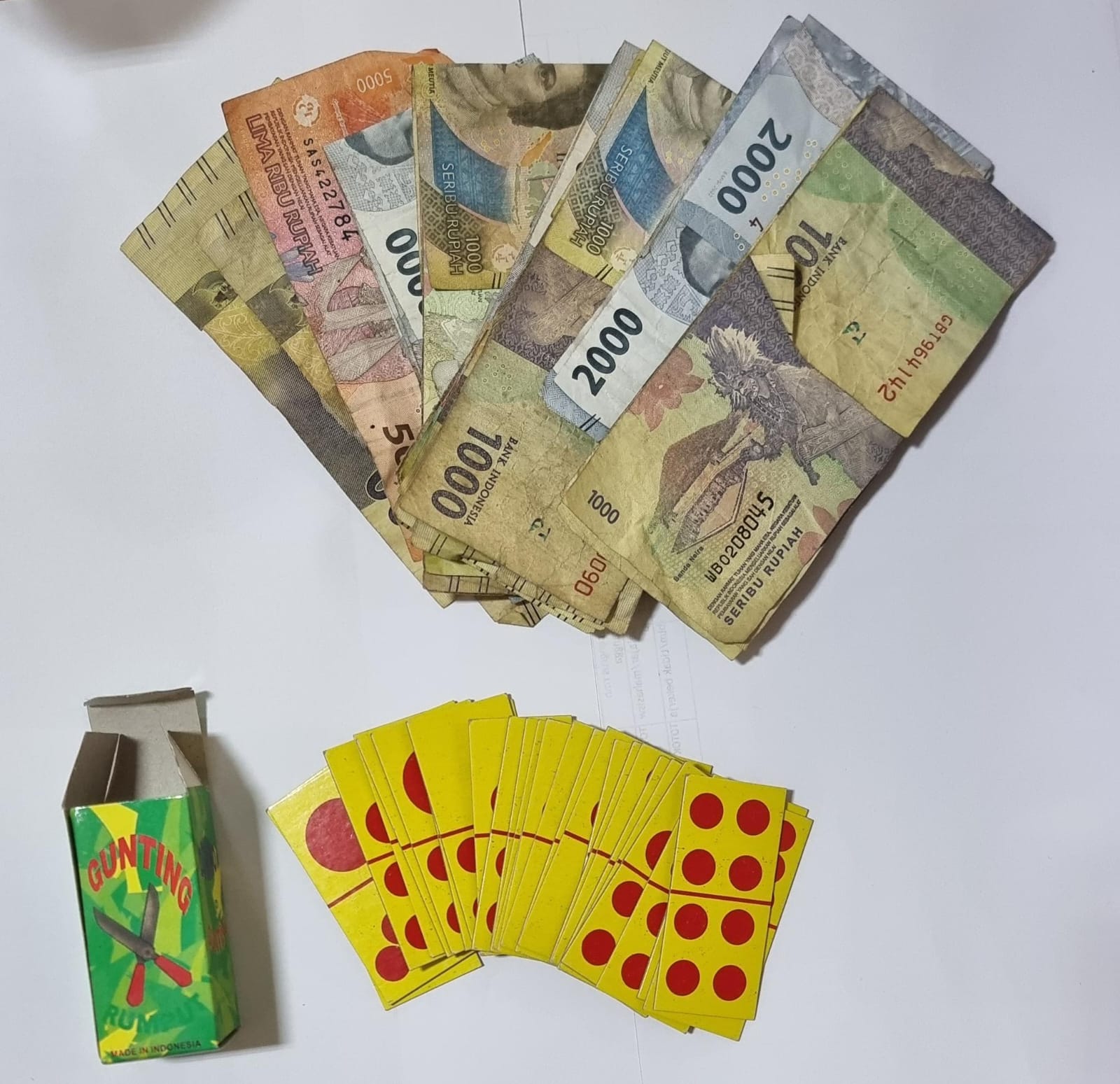 Ungkap Judi Domino, Satreskrim Polres Sumenep Amankan Dua Warga Kalian