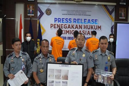 Tutup Tahun 2024 Imigrasi Wonosobo Tindak 3 WNA RRC