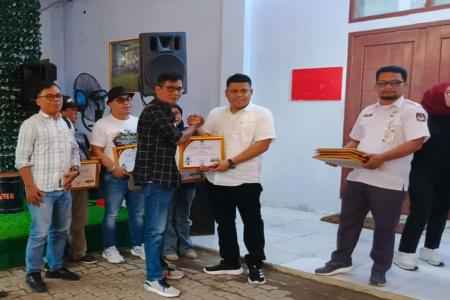 Afternoon Coffee Bersama Media KPUD Lebak Berikan Piagam Penghargaan K