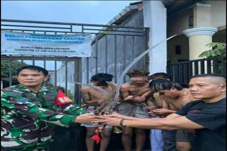 7 Remaja Gangster Bersenjata Tajam Diamankan Babinsa dan Warga di Bobo
